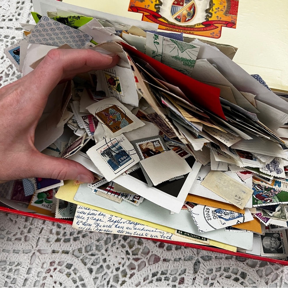 Cigar box full of postage stamps - Picture 6 of 12